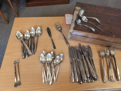 WM ROGERS PLATEADO 55 PIEZAS JUEGO CUBIERTOS CUBIERTOS, PATRÓN FLORAL + CAJA Foto 1 de 4