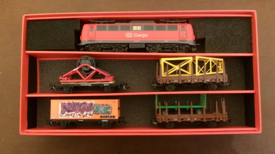 TRENINO ELETTRICO COMPLETO - REGALO NATALIZIO - TRENO MERCI + CIRCUITO - NUOVO - Immagine 1 di 4