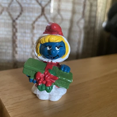 Schleich Peyo Figurine Smurfette w/Green Present Smurf Figure Vintage 1981 - Изображение 1 из 4