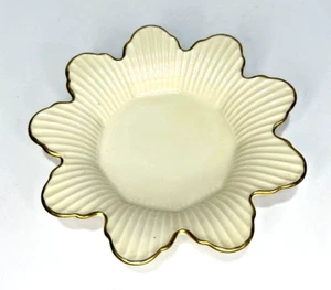 Lenox Meridian Elfenbein Blütenblatt Bonboniere Goldrand 8" - Bild 1 von 4