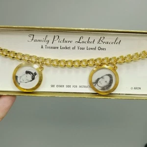 Bracciale ciondolo medaglione foto famiglia vintage tono oro in scatola cornice foto - Foto 1 di 7