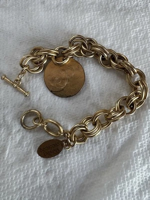 Pulsera Beaucoup Designs con dije de cadena de eslabones de oro con encanto P. Foto 1 de 4