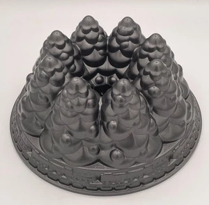 Nordic Ware Holiday Tree Bundt Cake Pan Mold Christmas Tree Cast Aluminum 10 Cup - Foto 1 di 8