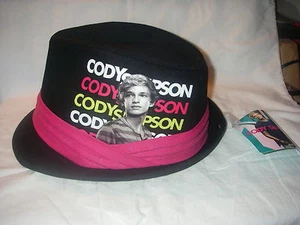 SOMBRERO FEDORA ADOLESCENTE CODY SIMPSON CANTANTE AUSTRALIANO ROCK AND POP ICON STAR NUEVO - Imagen 1 de 3
