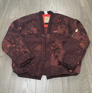 Nike Naomi Osaka Jacquard Oversized Jacke Burgund Damen Gr. Small FV7795-652 - Bild 1 von 2