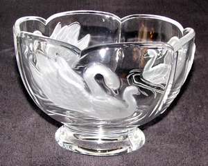 vintage Crystal Glass Embossed Swan Compote/Candy Dish Made In France - Picture 1 of 4