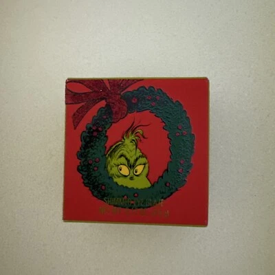 Kylie Jenner Cosmetics Lil Grinch Brillo Esmalte de Ojos El Grinch En Mano Foto 1 de 2