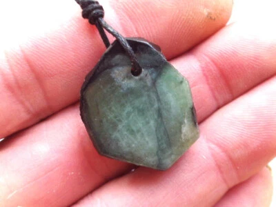 Großer SMARAGD Kristall-Querschnitt, einseitig poliert, gebohrt, am Band - Bild 1 von 4