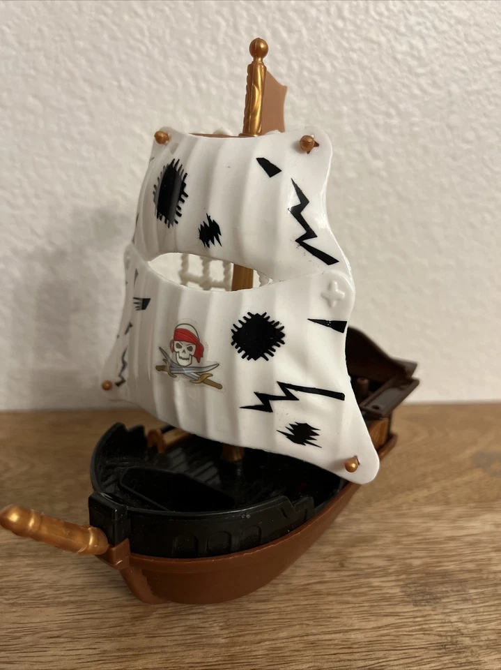 BARCO PIRATA MARRÓN Y NEGRO BARCO DE JUGUETE DE PLÁSTICO CON VELAS (USADO) Foto 1 de 4