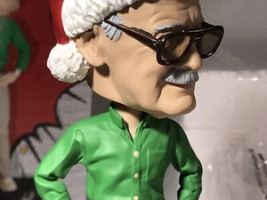 Stan Lee - Stan Lee Santa Bobblehead - Royal Bobbles 8" Bobbleheads da collezione - Foto 1 di 24