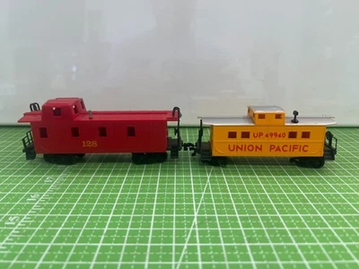 Bachmann & Life Like HO Gauge Cabooses LOT OF 2  Please Read! - Image 1 of 4