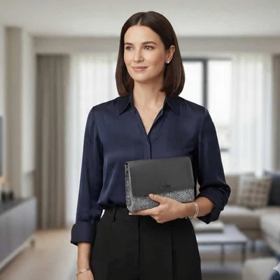 La Prairie 毛毡人造皮革化妆品手拿包/沙发灰色 — 第 1/4 张图片