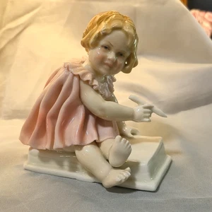 Bezauberndes antikes Dresdner Porzellan Mädchen im rosa Gehrock von Kar Ens Volkstedt - Bild 1 von 21