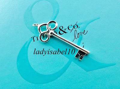 Colgante grande de plata de ley con etiqueta de llave Tiffany & Co. Fleur De Lis de 2,5" con bolsa Foto 1 de 4