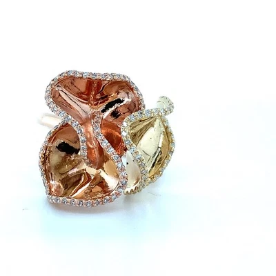 Anillo de cóctel EFFY pavé de oro rosa y amarillo de 14 K corte único redondo con volantes de diamantes Foto 1 de 4