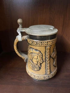 ANCIENNE CHOPE A BIERE EN GRES ET ETAIN ALLEMAGNE PORTRAITS ROYAUX EN RELIEF - Imagen 1 de 11
