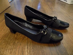 Vaneli Classy Navy Fabric Tie Bow Patent Cap Toe Low 1.5" Heels Pumps sz 13 N - Picture 1 of 10