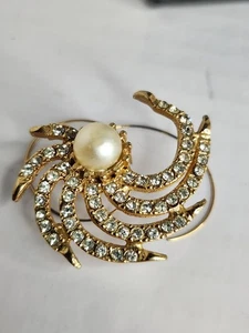 Vintage Gold Tone Rhinestone Swirl Hair Clip with Faux Pearl Bridal Accessory - Picture 1 of 5