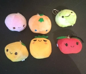 Seis llaveros de felpa de frutas diferentes de 2" (lote de 6) - Imagen 1 de 8