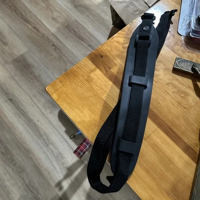 Ventaja de conexión exterior cabestrillo de silicona negro con pivotes brutos ajustables Foto 1 de 4