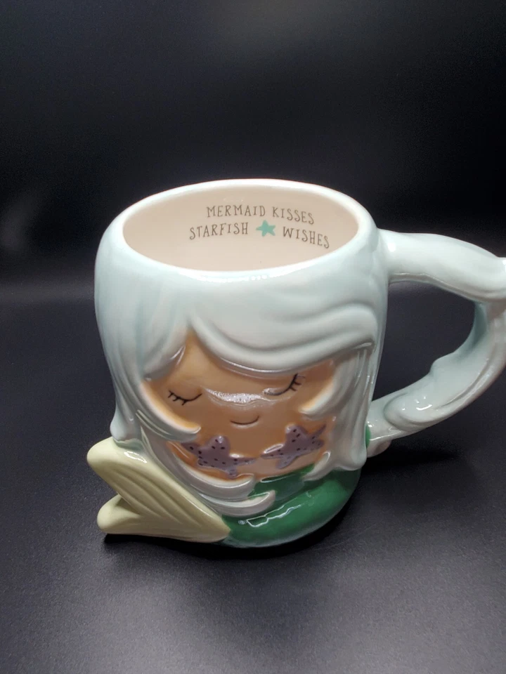 Taza de café Seafoam con forma de sirena "BESOS DE SIRENA DESEOS DE ESTRELLAS DE MAR" 4 7/8" Foto 1 de 4
