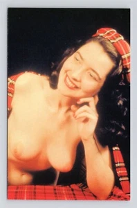 Postal a cuadros morena sonriente en topless para mujer - chica pinup #6 - Imagen 1 de 2