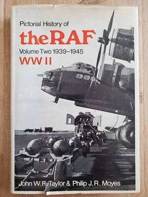 PICTORIAL HISTORY OF THE RAF Volume Two 1939-1945 Taylor/Moyes 1969 HCDJ ARCO - Image 1 of 4