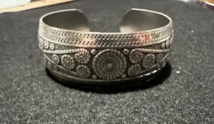 NEU versilbertes Metall dünnes leichtes Manschette böhmisch geätztes Designarmband - Bild 1 von 9