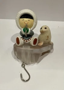 Colgador de medias vintage con sello Polar Pals 1985 esquimal y sello sin caja - Imagen 1 de 5