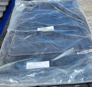 2020-2023 C8 CORVETTE BLACK CARPETED MATS W/TORCH RED STITCHING (NOS GM) - Bild 1 von 3