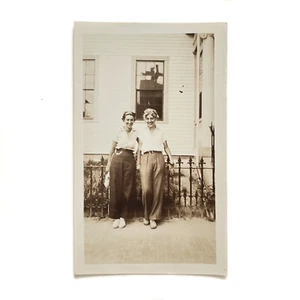 Foto zwei junge Frauen in Hosen 1930er Jahre • Sepia Print Photo • Lesben? • LGBT - Bild 1 von 2