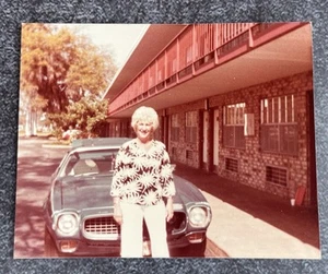 FOUND VINTAGE PHOTO PICTURE Old Woman Leaning On A Classic Car - Picture 1 of 3