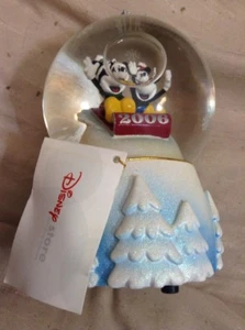 2006 Mickey and Minnie Mouse on Sled Snowglobe - Disneystore - Picture 1 of 11