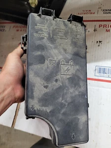 2008-2009 Dodge Caliber Sebring Avenger Under Hood Relay Fuse Box P68028007 - Picture 1 of 3