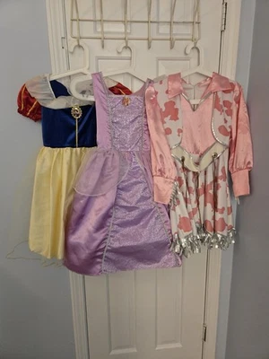 Lote de 3 Disfraces/Vestir Halloween Vaquera Rapunzel Enredada Blancanieves sm/mediano Foto 1 de 4