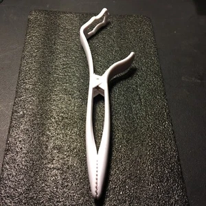 PAMPERED CHEF REPLACEMENT TONGS TOOL FOR COATING 2605 - Picture 1 of 2