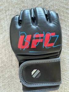 Khamzat "Borz" Chimaev signierter UFC Handschuh Beckett coa - Bild 1 von 2