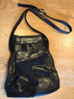 Bandolera de colección Susan Gail de piel de serpiente negra de cuero en relieve Foto 1 de 4