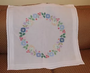German hand stitched 100% Baumwolle Table Topper white w/ embroidery 30" square - Picture 1 of 6