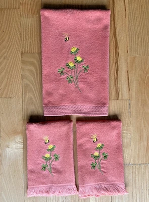 Conjunto de 3 toalhas bordadas vintage anos 50 Ames Peachy Bees floral franja núcleo chalé - Imagem 1 de 4