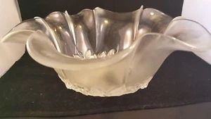 GLASS EMBOSSED BOWL WITH RUFFLED EDGE - Picture 1 of 4