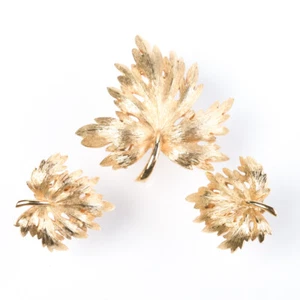 Broche y pendientes clásicos de hoja de arce de oro texturizado a juego - Imagen 1 de 2