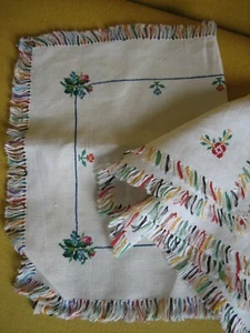 Ancienne petite nappe à thé & 3 serviette  en lin brodé - Foto 1 di 9