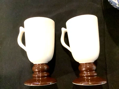 2 tazas “Hall” vintage con patas. "6"" de alto - dos tonos con tapa blanca y marrón/base". USA Foto 1 de 4