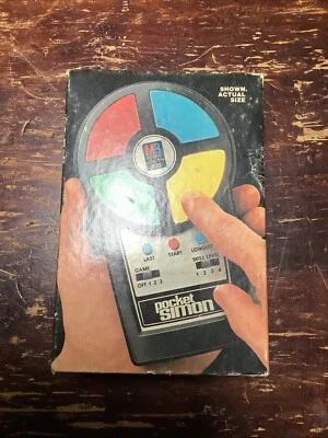 Vintage 1980 Pocket Simon CIB Foto 1 de 4