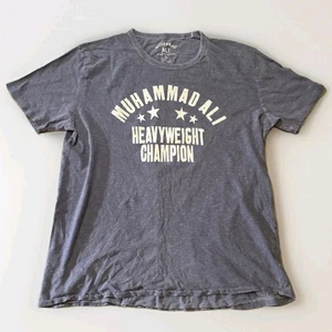 Camiseta Lucky Brand Muhammad Ali Hombre Grande Gris Flotador Como Una Abeja Picadora Mariposa - Imagen 1 de 6