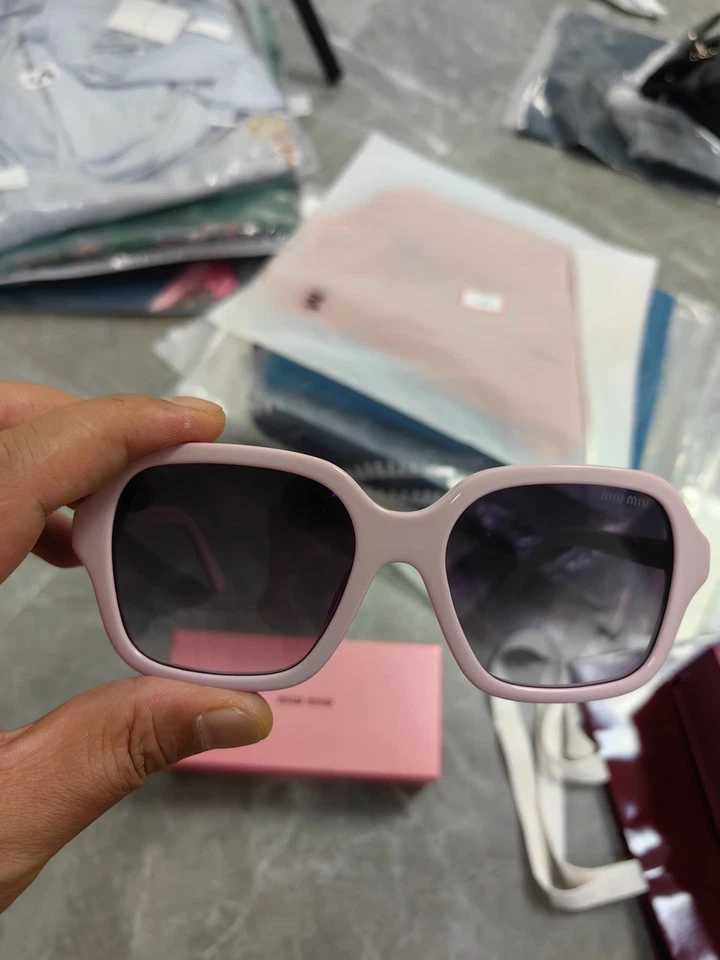 Розовые солнцезащитные очки женские квадратные линзы с мягким чехлом и тканью miu miu - Изображение 1 из 4