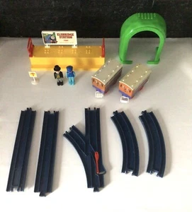 Vintage Tomy Train Thomas Elsbridge Station Annie & Clarabel Figures Tracks - Picture 1 of 5