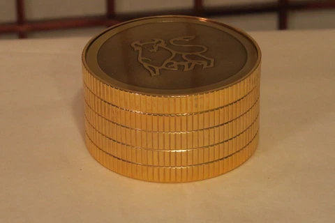 HAMILTON QUARTZ ALARM TRAVEL in the STYLE of a STACK of GOLD COINS CLOCK Cover