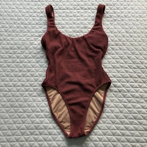 J. Traje de baño de una pieza Crew Scrunchie cuello redondo rosa óxido rojo Seersucker talla 4 - Imagen 1 de 10